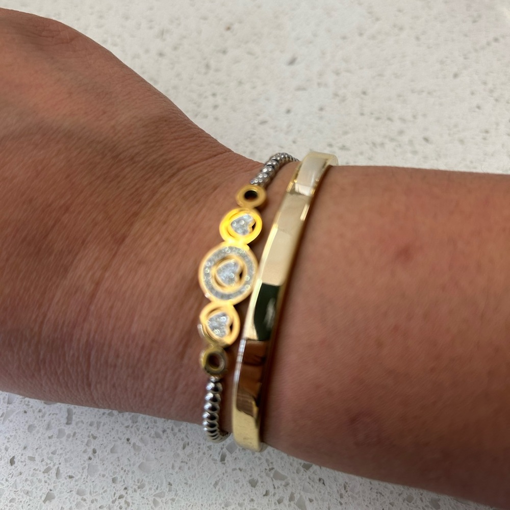 It’s a beautiful gold plated bangle & stainless steel two tone bracelet ✨new✨